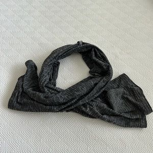 Lululemon customizable snap scarf grey/black OS